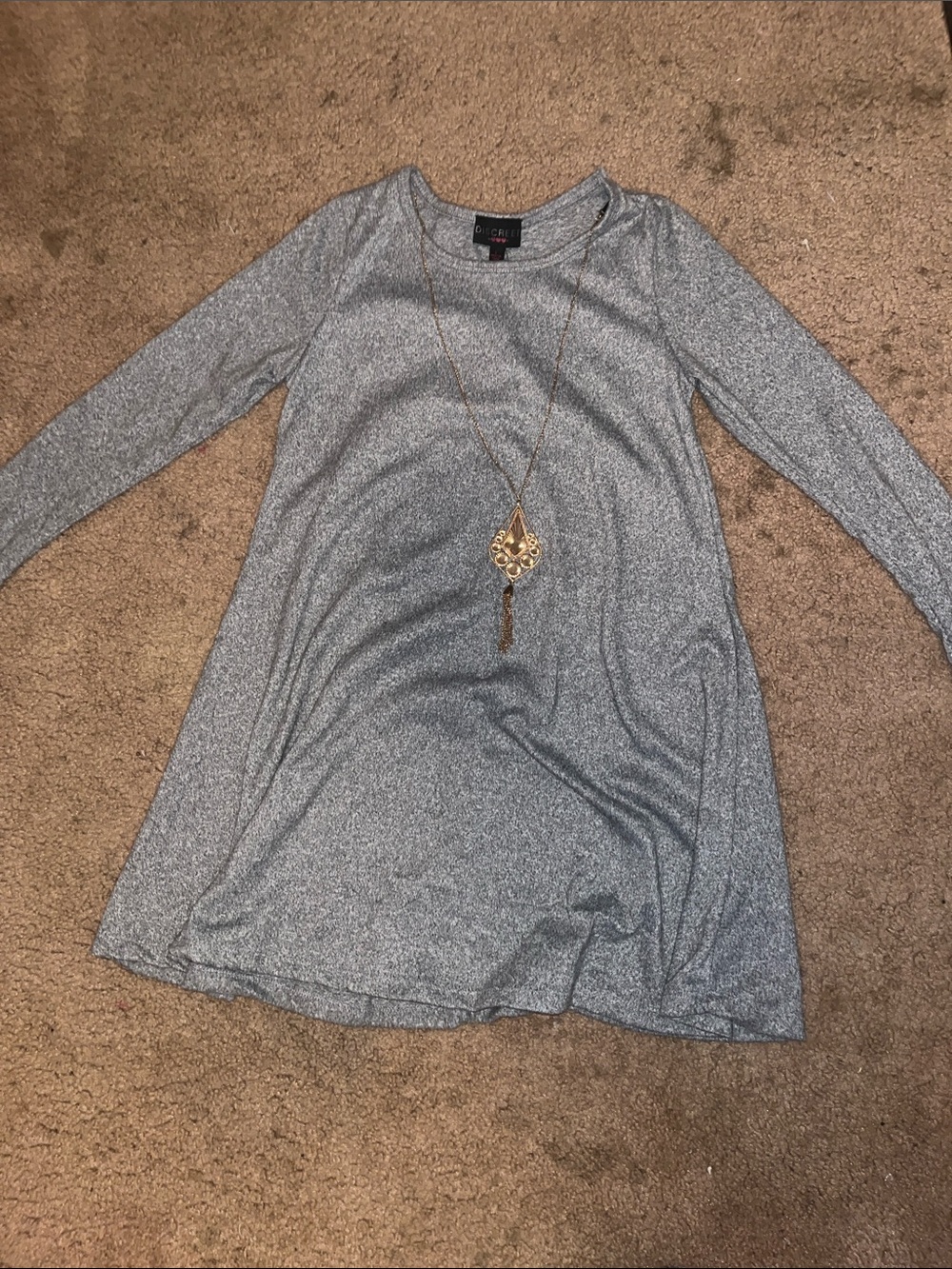 Discreet Silver Gray Crewneck Top